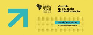 A arte tem um fundo amarelo e, à esquerda, uma seta em verde apontando pra direita e para cima. Ao lado da seta, vemos um mapa do Brasil em preto e, ao lado, podemos ler "Prêmio Espírito Público. Acredite no seu poder de transformação". Abaixo, vemos um botão em verde com letras pretas em que se lê "inscrições abertas". 