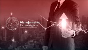 A arte é vermelha na parte de cima e, com efeito de degradê, vai ficando preta na parte de baixo. À direita, vemos o torno de um homem usando um terno segurando uma seta que aponta para cima e, à esquerda, vemos uma bola formada por pontos de luz que se interconectam. Em branco, vemos escrito "Planejamento Estratégico, Procuradoria Geral do Estado de São Paulo"